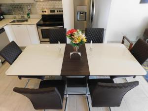 Una cocina o zona de cocina en Sunset 205, sleeps six, next door to the pool, 100m to the beach!