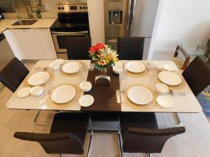 Una cocina o zona de cocina en Sunset 205, sleeps six, next door to the pool, 100m to the beach!