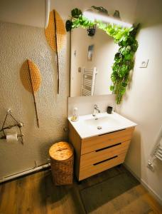 a bathroom with a sink and a mirror at Le Bali in La Seyne-sur-Mer