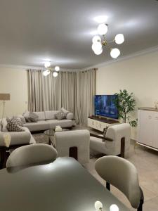 Телевизор и/или развлекательный центр в شقة فندقية