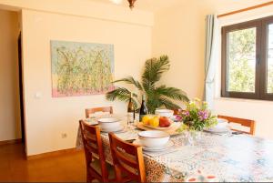 a dining room with a table with a bowl of fruit at Casa Bellarosa in Raposeira