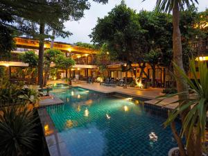 - une piscine dans un complexe la nuit dans l'établissement Vacation Village Phra Nang Inn - SHA Extra Plus, à Ao Nang Beach