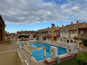 Una vista de una piscina en un resort. en Riberadetox, en Santiago de la Ribera