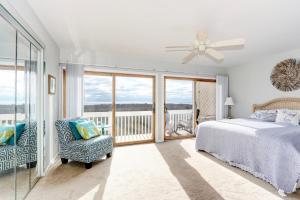 - une chambre avec un lit, un ventilateur et une chaise dans l'établissement TideWatch-Relax in Brigantine w/Views,Beach & Pool, à Brigantine 70 autres photos