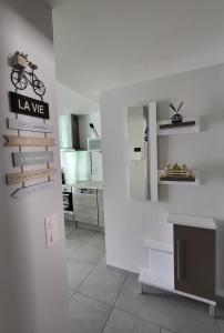 LE TOURISTIC Appartements的厨房或小厨房