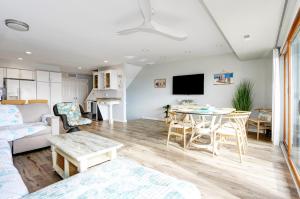 un salon avec un canapé et une table dans l'établissement TideWatch-Relax in Brigantine w/Views,Beach & Pool, à Brigantine