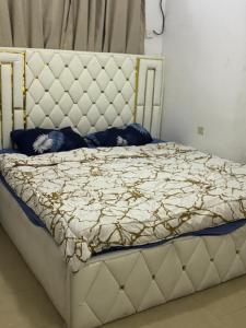Postel nebo postele na pokoji v ubytování ROSEGARDENLODGe68