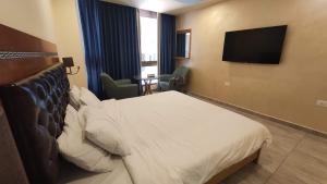 TV at/o entertainment center sa Jawheret Alswefia Hotel Suite