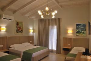 Postel nebo postele na pokoji v ubytování Sofo Hotel Dhermi