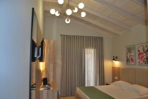 TV a/nebo společenská místnost v ubytování Sofo Hotel Dhermi