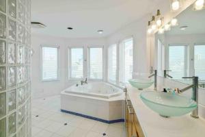 a large bathroom with two sinks and a tub at Icon Playce: Beachfront with 360 rooftop in Atlantic City +67 photos