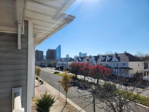 アトランティックシティにあるLuxury By The Ocean-1 Block from Inlet Boardwalkの家から見える街並み