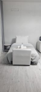 ヴェネツィアにあるLa casa di Aronの白いベッドルーム(ノートパソコン付きのベッド付)