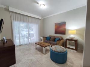 Posezení v ubytování BeachFront Apartament - Private Beach Access