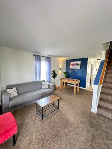 un soggiorno con un divano e un tavolo di Sands Retreat-Cozy!Close to Ocean Casino & Beach! ad Atlantic City