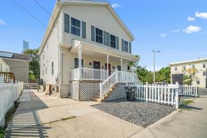 una casa con una recinzione bianca davanti di Sands Retreat-Cozy!Close to Ocean Casino & Beach! ad Atlantic City