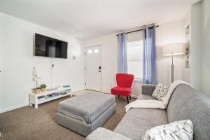 un soggiorno con un divano e una sedia rossa di Sands Retreat-Cozy!Close to Ocean Casino & Beach! ad Atlantic City