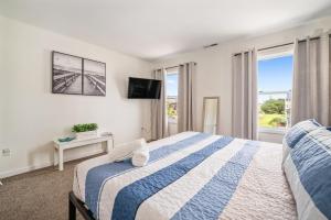 una camera con un letto blu e bianco e una finestra di Sands Retreat-Cozy!Close to Ocean Casino & Beach! ad Atlantic City