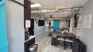 un soggiorno con tavolo e sala da pranzo di The Crows Nest-Lux Penthouse Escape, City views ad Atlantic City
