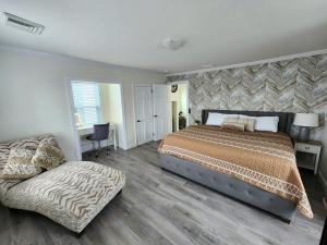 Un dormitorio con una cama y una silla dentro. en Buoy Bay–Waterfront Luxury in AC | Relax & Unwind!, en Atlantic City