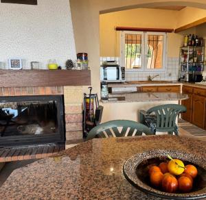 - une cuisine avec une table et un bol de fruits dans l'établissement Domaine Mare e Monti - T2 Les Mimosas, à Albitreccia