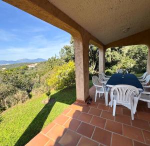 une table et des chaises sur une terrasse avec vue dans l'établissement Domaine Mare e Monti - T2 Les Mimosas, à Albitreccia