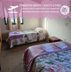 two beds in a room with at Miniloft Centrico in El Calafate