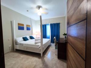 Postel nebo postele na pokoji v ubytování BeachFront Apartament - Private Beach Access + 16 fotografií