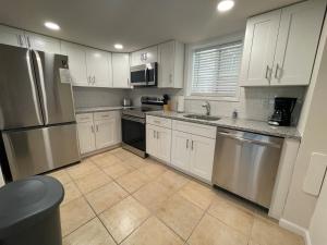 Η κουζίνα ή μικρή κουζίνα στο Terrazzo Terrace-1BR & 1 Block from Ocean Casino!