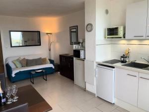 Kuchyňa alebo kuchynka v ubytovaní Résidence Héliopolis Bâtiment Ab - Studio Cabine 4 pers- Héliopolis AB MAE-4434