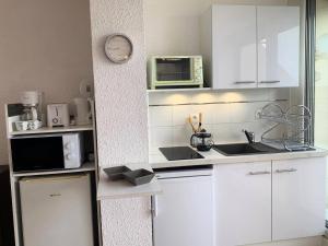 Kuchyňa alebo kuchynka v ubytovaní Résidence Héliopolis Bâtiment Ab - Studio Cabine 4 pers- Héliopolis AB MAE-4434