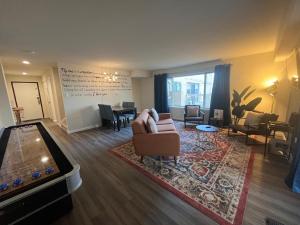 アトランティックシティにあるSinatra Suite-Block from Ocean Casino & Waterparkのリビングルーム(ソファ、ビデオゲーム付)