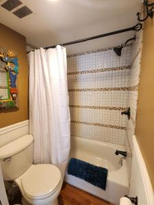 un bagno con wc e doccia di Sunrise Soiree-Near Boardwalk, Casinos & Waterpark ad Atlantic City Altre 60 foto