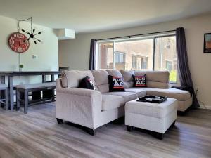 un soggiorno con un divano e un tavolo di Run-AC Villa- Block from Ocean Casino & Waterpark! ad Atlantic City