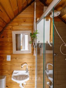 Un baño con dos lavabos y un espejo. en Cabaña Maldivas con vista - Pousada Sunset View, en Praia do Rosa