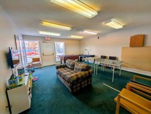 TV a/nebo společenská místnost v ubytování Purcell Condos by StayIn