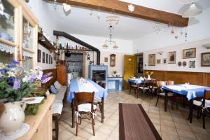 Un restaurante con mesas y sillas en una habitación. en U Hudečků, en Zadov