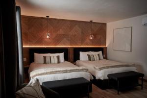 a hotel room with two beds in a room at Motel Boutique Hygge - anciennement Aux Portes du Soleil in Baie-Saint-Paul