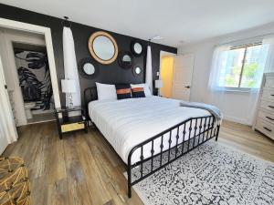 1 dormitorio con 1 cama grande y pared negra en Willow Breeze-Near Casinos, Boardwalk & Water Park, en Atlantic City