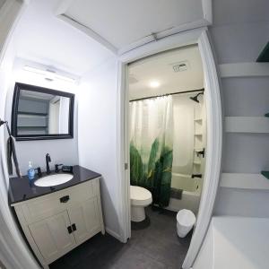 un bagno con lavandino, WC e doccia di Posh Paradise -Modern Close to Casino & Water Park ad Atlantic City Altre 37 foto