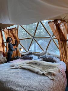 Voodi või voodid majutusasutuse Aurora Igloo Fireplace-heated Tents in a secret forest with private Jacuzzi and shared sauna bathroom and dog friendly toas