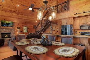 Η κουζίνα ή μικρή κουζίνα στο L Attitude Adjustment - Mineral Bluff GA - Enjoy king suites, a hot tub, a game room, a wood-burning fireplace, and a fenced yar