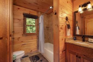 Ένα μπάνιο στο L Attitude Adjustment - Mineral Bluff GA - Enjoy king suites, a hot tub, a game room, a wood-burning fireplace, and a fenced yar +63 φωτογραφίες