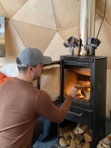 Foto Rovaniemis asuva majutusasutuse Aurora Igloo Fireplace-heated Tents in a secret forest with private Jacuzzi and shared sauna bathroom and dog friendly galeriist