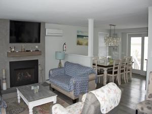 Khu vực ghế ngồi tại Pet Friendly, Single Family, Private Heated Pool, Hot Tub, Beach Badges And Beach Equipment, Private Fenced In Yard, Deck And Covered Patio, Granite,