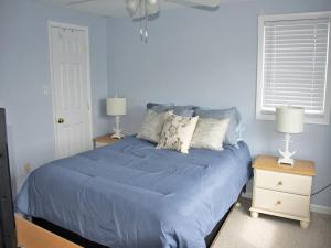 Giường trong phòng chung tại Pet Friendly, Single Family, Private Heated Pool, Hot Tub, Beach Badges And Beach Equipment, Private Fenced In Yard, Deck And Covered Patio, Granite, +17 ảnh