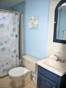 Phòng tắm tại Pet Friendly, Single Family, Private Heated Pool, Hot Tub, Beach Badges And Beach Equipment, Private Fenced In Yard, Deck And Covered Patio, Granite,