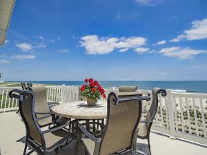 Fotografie z fotogalerie ubytování Oceanfront Ocean Views Wifi Beach Badges Decks Spectacular Oceanfront -- With Fantastic Views -- Located In Prestigious Harvey Cedars Just v destinaci Harvey Cedars