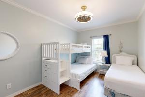 Postel nebo postele na pokoji v ubytování Dauphin Island Beach Club 201A + 24 fotografií