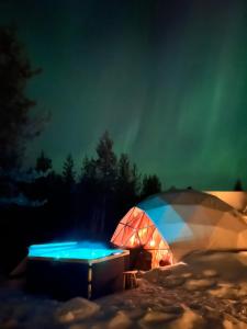 Bassein majutusasutuses Aurora Igloo Fireplace-heated Tents in a secret forest with private Jacuzzi and shared sauna bathroom and dog friendly või selle lähedal